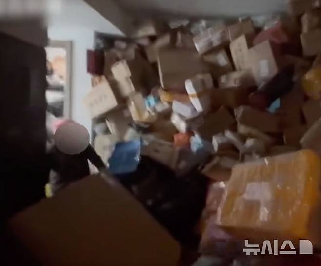 [뉴시스]왕씨의 이웃들은 악취가 난다고 불만을 표하고, 그녀의 아파트 주변에 바퀴벌레와 파리가 있다고 신고했다. 사진은 집 안에 많은 소포를 보관 한 모습. (사진=사우스차이나모닝포스트) 2025.07.18.
