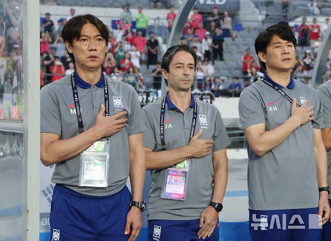 [용인=뉴시스] 김진아 기자 = 축구 국가대표팀 홍명보 감독과 주앙 아로소 수석코치. 2025.07.15. bluesoda@newsis.com