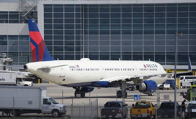 [콜로라도=AP/뉴시스] 사진은 덴버국제공항에서 촬영된 델타 항공기.  트럼프 정부의 관세전쟁으로 델타는 멕시코항공사와의 오랜 협력 관계의 단절 등 피해를 입게 되었다. 2025.07.20. *재판매 및 DB 금지
