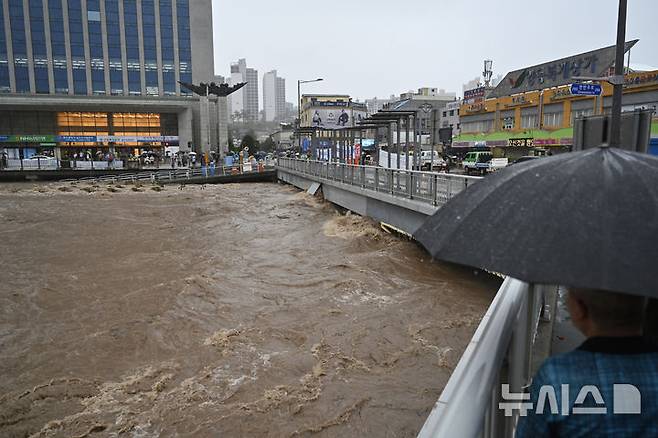 [광주=뉴시스] 박기웅 기자 = 17일 오후 광주 서구 양동복개상가 인근 태평교 밑으로 흐르는 광주천 강물이 범람 수위까지 도달하고 있다. 이날 태평교는 범람 우려로 주민 대피령이 내려졌다. 2025.07.17. pboxer@newsis.com