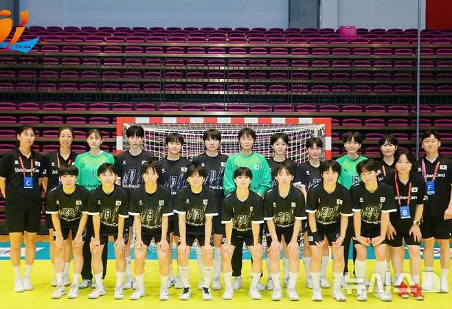 [서울=뉴시스] 한국 17세 이하 여자 핸드볼 국가대표 선수단 단체 사진. (사진=아시아핸드볼연맹 SNS 캡처) *재판매 및 DB 금지