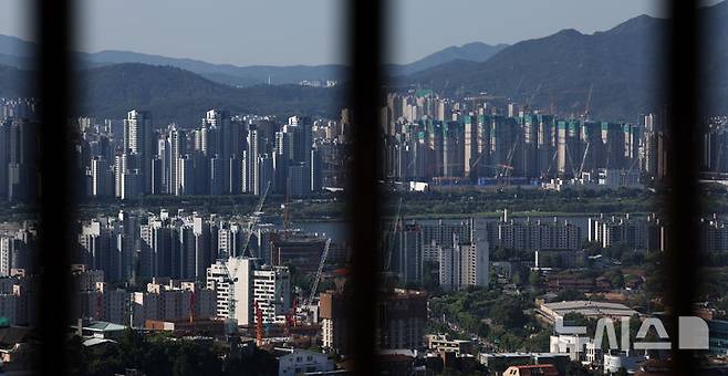 [서울=뉴시스] 조성우 기자 = 지난 11일 오전 서울 남산에서 강남 지역의 아파트 단지가 내려다보이고 있다. 2025.07.20. xconfind@newsis.com