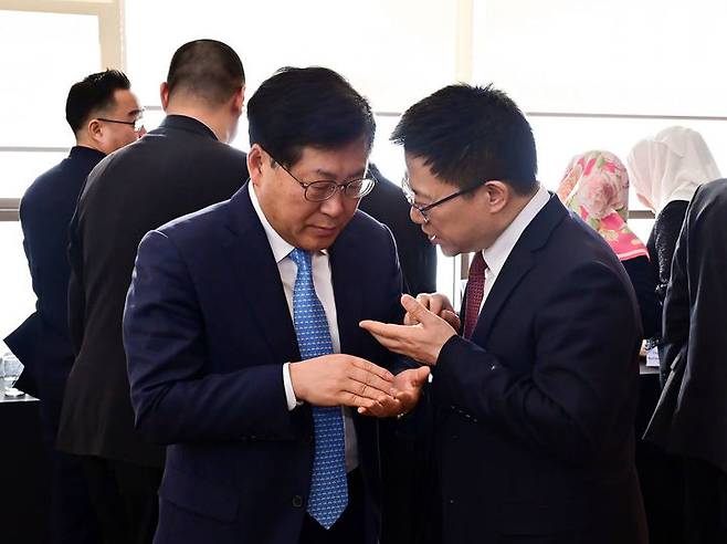 [서울=뉴시스] 김금보 기자 = 사진은 최지영 기획재정부 국제경제관리관(차관보)이 지난해 12월 17일 강원도 평창에서 열린 '아세안+3(한·일·중) 재무차관 및 중앙은행 부총재 회의'에서 랴오민 중국 재정부 차관과 대화를 나누고 있는 모습. (사진=기획재정부 제공) 2024.12.18. photo@newsis.com *재판매 및 DB 금지