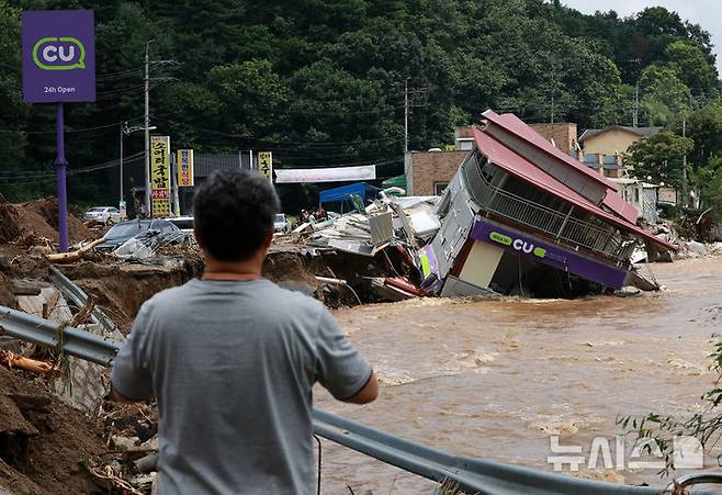 [가평=뉴시스] 이영환 기자 = 20일 오후 경기 가평군 조종면 십이탄천 인근에 위치한 편의점이 집중호우로 인해 무너져 있다. 2025.07.20. 20hwan@newsis.com