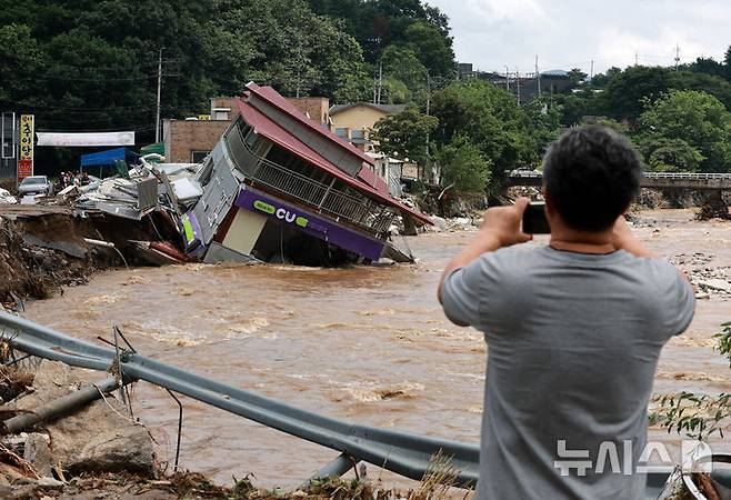 [가평=뉴시스] 이영환 기자 = 20일 오후 경기 가평군 조종면 십이탄천 인근에 위치한 편의점이 집중호우로 인해 무너져 있다. 2025.07.20. 20hwan@newsis.com