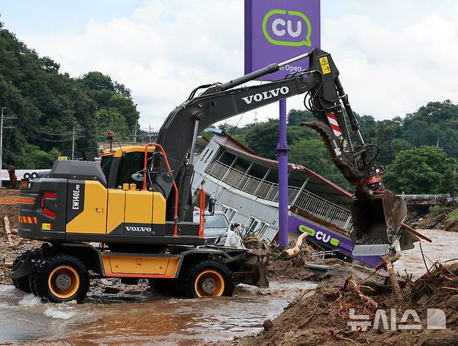 [가평=뉴시스] 이영환 기자 = 20일 오후 경기 가평군 조종면 십이탄천 인근에 위치한 편의점이 집중호우로 인해 무너져 있다. 2025.07.20. 20hwan@newsis.com