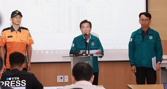 [산청=뉴시스] 정영철 산청부군수가 산청읍사무소 통합지원본부에서 산청군 집중호우 피해 복구현황을 브리핑하고 있다. (사진=산청군 제공) 2025. 07. 20. photo@newsis.com  *재판매 및 DB 금지
