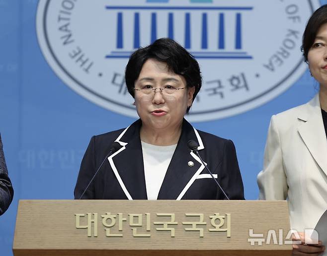 [서울=뉴시스] 김명년 기자 = 김선민 조국혁신당 당대표 권한대행이 16일 오전 서울 여의도 국회 소통관에서 열린 '국민의힘 위헌정당해산심판 청구 진정' 관련 기자회견에서 발언하고 있다. 2025.07.16. kmn@newsis.com