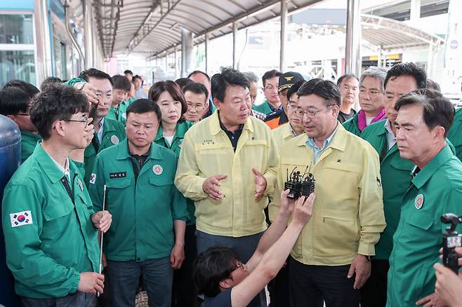 [당진=뉴시스] 윤호중 행정안전부 장관이 20일 폭우 피해를 겪은 충남 당진전통시장을 찾아 피해 현황과 응급복구 상황을 들은 후 발언하고 있다. (사진=당진시 제공) 2025.07.20. photo@newsis.com *재판매 및 DB 금지