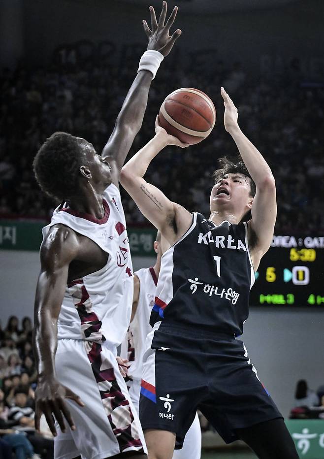 [서울=뉴시스] 한국 남자 농구 대표팀의 이현중이 20일 오후 안양정관장아레나에서 진행된 하나은행 초청 2025 남자농구 국가대표 평가전 카타르와의 2차전에서 슛하고 있다. (사진=대한민국농구협회 제공)  *재판매 및 DB 금지