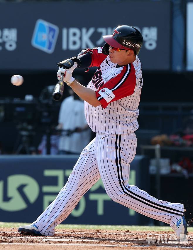 [서울=뉴시스] 배훈식 기자 = 22일 오후 서울 송파구 잠실야구장에서 열린 2025 신한 쏠뱅크 KBO리그 LG 트윈스와 두산 베어스의 경기, 1회말 1사 1루 상황에서 LG 문성주가 안타를 치고 있다. 2025.06.22. dahora83@newsis.com