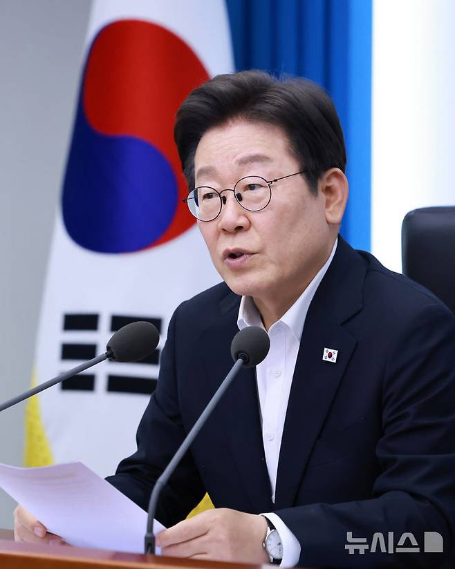 [서울=뉴시스] 최동준 기자 = 이재명 대통령이 17일 서울 용산 대통령실 청사에서 열린 4차 수석·보좌관 회의에서 발언하고 있다. (대통령실통신사진기자단) 2025.07.17. photocdj@newsis.com