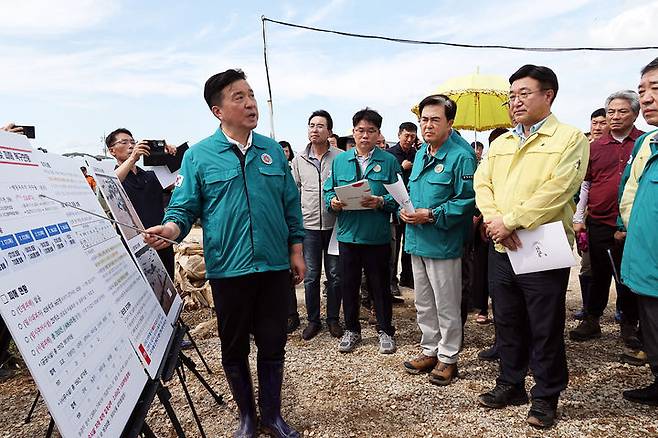 [서울=뉴시스] 조성우 기자 = 윤호중 행정안전부 장관이 20일 충남 예산군 신암면 일대 시설하우스 침수 피해 현장을 방문해 응급복구 상황 등을 점검하고 있다. (사진=행정안전부 제공) 2025.07.20. photo@newsis.com *재판매 및 DB 금지