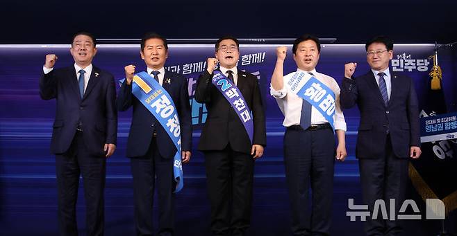 [서울=뉴시스] 김금보 기자 = 김병기(왼쪽부터) 더불어민주당 당대표 직무대행 겸 원내대표, 당대표 후보 정청래, 박찬대, 황명선 최고위원 후보, 김정호 중앙당선거관리위원장이 20일 서울 여의도 더불어민주당 당사에서 열린 당대표 및 최고위원 선출을 위한 영남권 합동연설회에서 기념촬영을 하고 있다. 2025.07.20. kgb@newsis.com