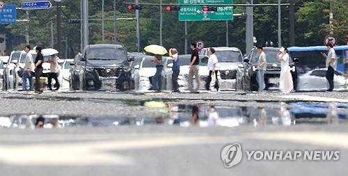 도로열에 피어오르는 아지랑이 [연합뉴스 제공]