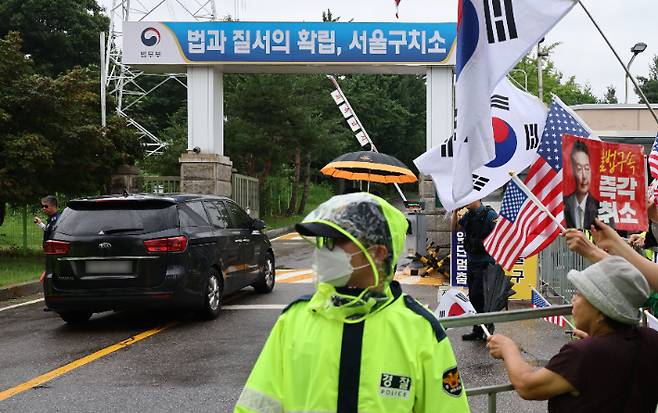 16일 경기도 의왕시 서울구치소 앞에서 윤 전 대통령 지지자들이 태극기와 미국 성조기를 흔들고 있다. 연합뉴스