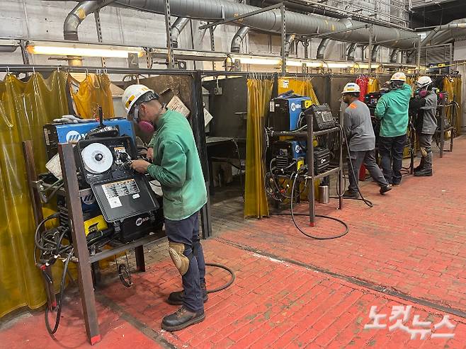 필리 조선소 'Tarining Academy'에서 실습을 받고 있는 훈련생들의 모습. 최철 기자