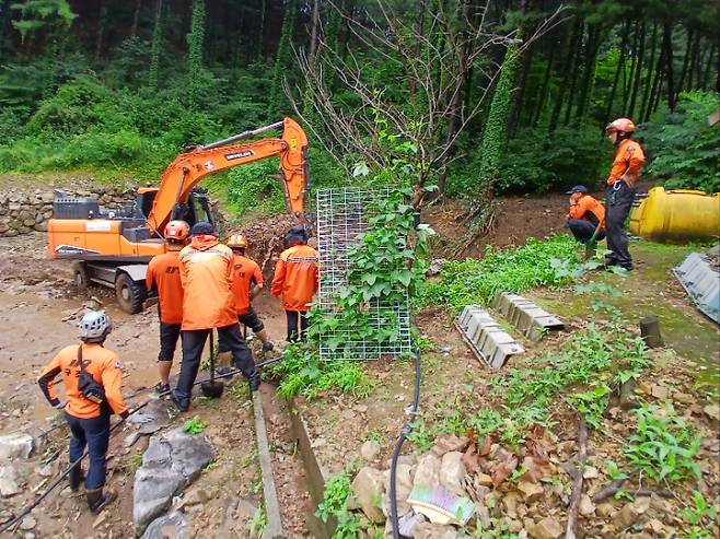 20일 오전 가평군 북면 제령리에서 산사태로 인한 매몰자가 발생해 소방대원들이 수색작업을 벌이고 있다. 경기북부 소방재난본부 제공