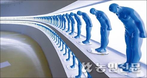 중앙홀의 둥근 벽에 설치된 ‘그리팅맨’ 조각. 화해·존중의 의미가 담겨 있다.