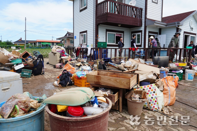 수해 복구 작업이 한창이던 20일 오전 충남 예산군 고덕면 구만리의 임구현씨(82) 집 마당. 흙을 뒤집어 쓴 쓰레기로 발 디딜 틈이 없었다.