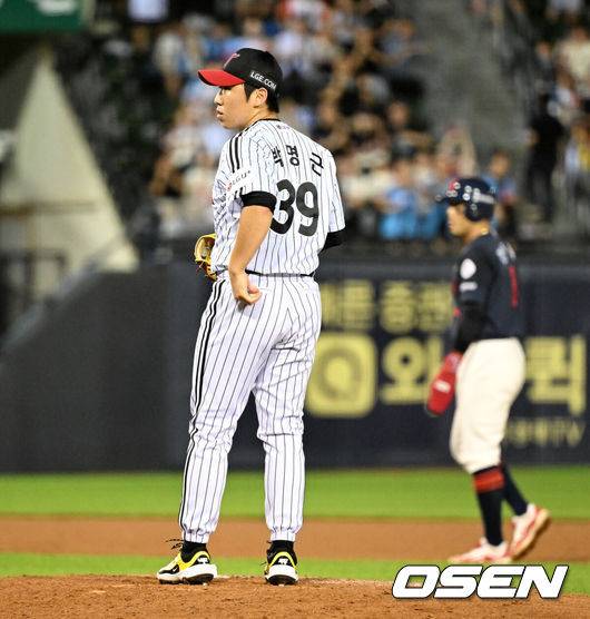 [OSEN=잠실, 이대선 기자] 19일 오후 서울 잠실야구장에서 2025 신한 SOL Bank KBO리그 LG 트윈스와 롯데 자이언츠의 경기가 열렸다.LG는 에르난데스, 롯데는 데이비슨을 선발 투수로 내세웠다.8회초 2사 만루에서 LG 박명근이 롯데 전민재에게 밀어내기 볼넷을 허용하고 있다.  2025.07.19 /sunday@osen.co.kr