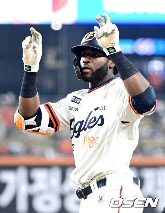 [OSEN=대전, 최규한 기자] 18일 오후 대전 한화생명 볼파크에서 ‘2025 신한 SOL Bank KBO리그’ 한화 이글스와 NC 다이노스의 경기가 열렸다.홈팀 한화는 엄상백, 방문팀 NC는 로건 앨런을 선발로 내세웠다.6회말 무사 선두타자로 나선 한화 플로리얼이 안타를 날리고 1루에 안착해 기뻐하고 있다. 2025.04.18 / dreamer@osen.co.kr