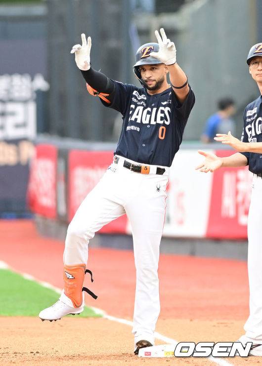 [OSEN=수원, 김성락 기자] 19일 오후 수원 KT위즈파크에서 ‘2025 신한 SOL Bank KBO리그’ KT 위즈와 한화 이글스의 경기가 열렸다.홈팀 KT는 헤이수스, 방문팀 한화는 와이스를 선발로 내세웠다.1회초 1사 한화 리베라토가 안타를 날린 뒤 세리머니를 하고 있다. 2025.07.19 / ksl0919@osen.co.kr