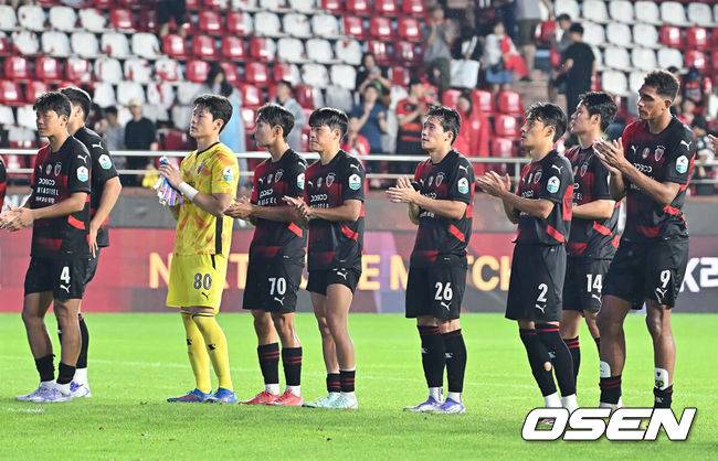 [OSEN=포항, 이석우 기자] 19일 포항 스틸야드에서 하나은행 K리그1 2025 포항 스틸러스와 전북 현대의 경기가 열렸다.  포항으로 이적한 기성용이 포항 유니폼을 입고 첫 출전한다. 전북 현대에 2-3으로 역전패한 포항 스틸러스 선수들이 아쉬운 표정으로 팬들에게 감사 인사를 하고 있다. 2025.07.19 / foto0307@osen.co.kr