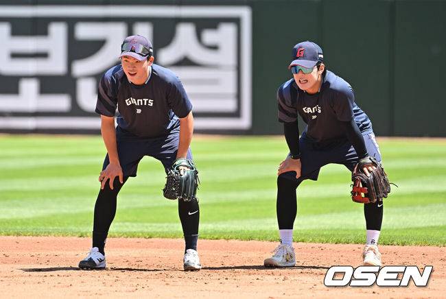 [OSEN=부산, 이석우 기자] 29일 부산 사직야구장에서 2025 신한 SOL 뱅크 KBO 리그 롯데 자이언츠와 KT 위즈의 경기가 열린다. 홈팀 롯데는 박세웅이, 방문팀 KT는 쿠에바스가 선발 출전한다.롯데 자이언츠 박찬형과 한태양이 수비 훈련을 하고 있다. 2025.06.29 / foto0307@osen.co.kr