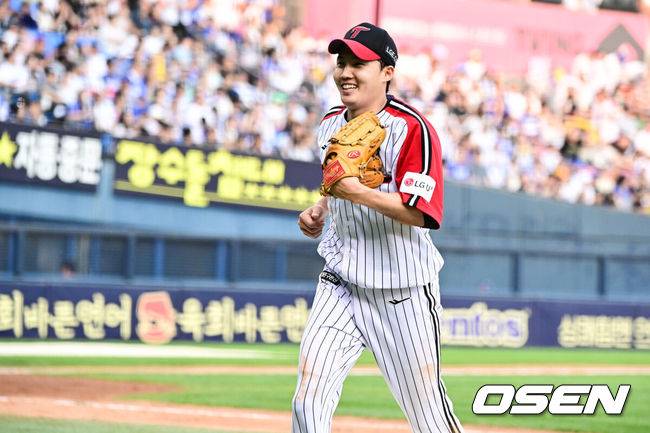 [OSEN=잠실, 조은정 기자]1일 오후 서울 잠실구장에서 ‘2025 신한 SOL Bank KBO리그’ LG 트윈스와 삼성 라이온즈의 경기가 열렸다.이날 LG는 임찬규, 삼성은 레예스를 선발투수로 내세웠다.5회초 1사 1루 LG 선발 임찬규가 삼성 강민호에게 병살타를 이끌어내며 이닝을 끝낸 뒤 기뻐하고 있다. 2025.06.01 /cej@osen.co.kr