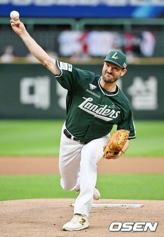 [OSEN=인천, 민경훈 기자] 19일 인천 SSG랜더스필드에서 ‘2025 신한 SOL Bank KBO리그’ SSG 랜더스와 두산 베어스의 경기가 열렸다.SSG는 드류 앤더슨, 두산은 콜어빈은 선발로 내세웠다.SSG 선발 앤더슨이 마운드 위에서 힘차게 공을 뿌리고 있다.. 2025.07.19 /rumi@osen.co.kr