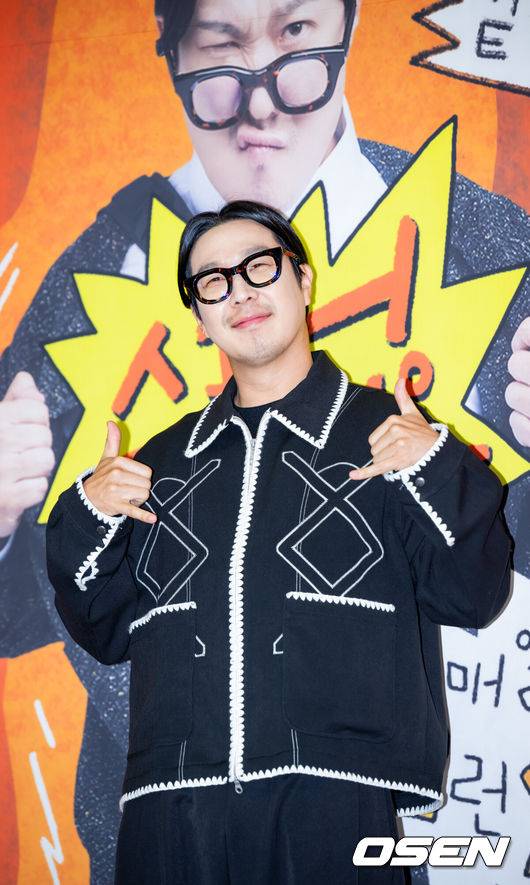 [OSEN=민경훈 기자] 25일 오후 서울 영등포구 여의도 KBS 신관 국제 회의실에서 KBS 쿨FM 라디오 신규 프로그램 제작발표회가 열렸다.‘하하의 슈퍼라디오’, ‘오마이걸 효정의 볼륨을 높여요’ 프로그램이 새롭게 런칭한다.하하가 포토타임을 갖고 있다. 2024.11.25 / rumi@osen.co.kr