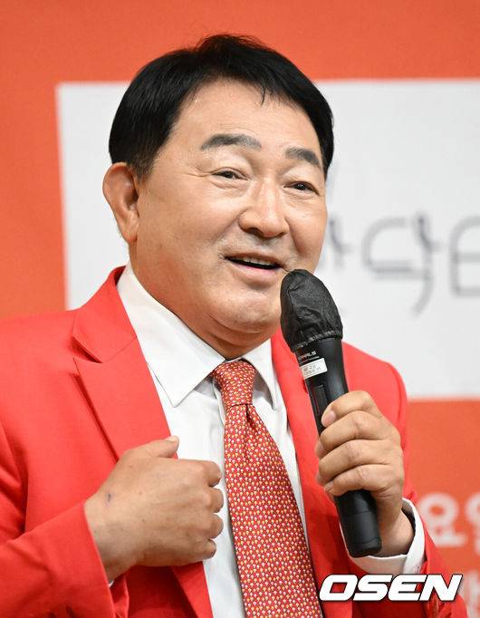 [OSEN=지형준 기자] 20일 오후 서울 서초동 한국컨퍼런스센터에서 SKY채널 예능 프로그램 '임채무의 낭만닥터' 제작발표회가 열렸다.‘임채무의 낭만닥터'는 닥터캠핑카를 탄 도시의 낭만닥터들이 전국 도서산간의 주민을 찾아 의료봉사에 나서는 힐링 리얼리티 예능 프로그램이다. 임채무, 이문식, 지성원, 정형외과 전문의 이태훈 네 사람이 의료시스템이 부족한 도서산간의 주민들과 함께 시간을 보내며 환자의 건강과 마음을 어루만져주는 ‘임채무의 낭만닥터’는 시청자들에게 뭉클한 감동을 전한다.배우 임채무가 질문에 답을 하고 있다. 2022.04.20 /jpnews@osen.co.kr