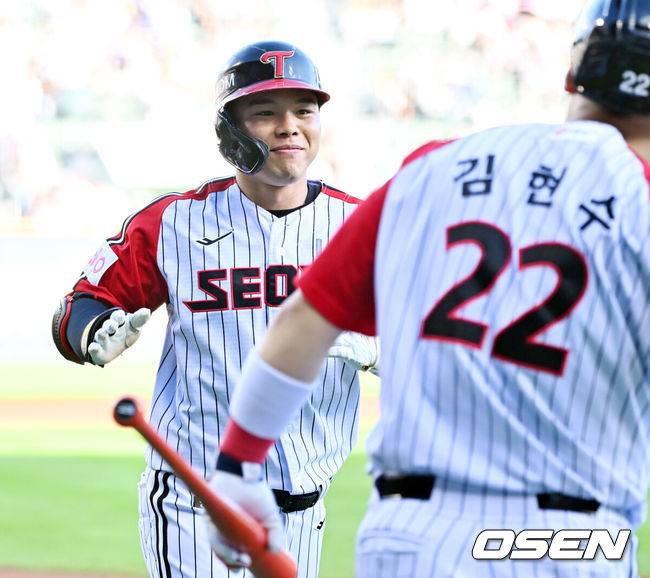 [OSEN=잠실, 민경훈 기자] 20일 오후 서울 잠실구장에서 ‘2025 신한 SOL BANK KBO리그’ LG 트윈스와 롯데 자이언츠의 경기가 열렸다.이날 경기에서 LG는 임찬규를, 롯데는 이민석을 선발투수로 내세웠다.1회말 1사 LG 문성주가 좌월 동점 솔로포를 때린 후 홈을 밟으며 세리머니를 하고 있다. 2025.07.20 / rumi@osen.co.kr
