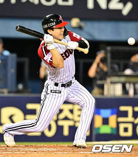 [OSEN=잠실, 민경훈 기자] 20일 오후 서울 잠실구장에서 ‘2025 신한 SOL BANK KBO리그’ LG 트윈스와 롯데 자이언츠의 경기가 열렸다.이날 경기에서 LG는 임찬규를, 롯데는 이민석을 선발투수로 내세웠다.8회말 무사 주자 2루 LG 구본혁이 타석에서 희생번트에 성공하고 있다. 2025.07.20 / rumi@osen.co.kr