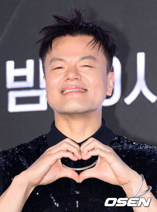 [OSEN=이대선 기자] 27일 오전 서울 강남구 SJ쿤스트할레에서 Mnet ‘월드 오브 스트릿 우먼 파이터’ 제작발표회가 열렸다.‘월드 오브 스우파’는 Mnet 메가 히트작 ‘스트릿 우먼 파이터’의 세 번째 시즌으로, 한국을 포함해 뉴질랜드, 미국, 일본, 호주까지 총 5개국 국가대항전으로 시청자들을 만날 예정이다. Mnet ‘월드 오브 스우파’는 오는 5월 27일(화) 오후 10시 첫 방송된다. 박진영이 포토타임을 가지고 있다. 2025.05.27 /sunday@osen.co.kr