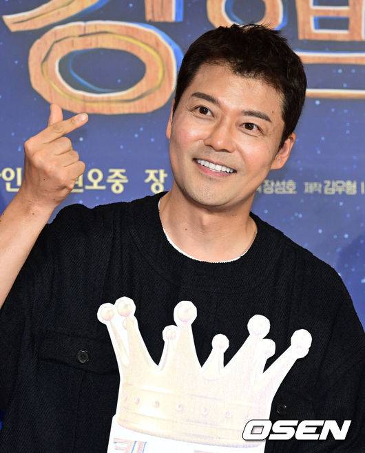 [OSEN=조은정 기자]영화 '킹 오브 킹스'(감독 장성호, 제작 모팩스튜디오, 배급 디스테이션, 공동배급 시테스) VIP 포토월 행사가 9일 서울 강남구 메가박스 코엑스에서 열렸다.'킹 오브 킹스'는 이병헌, 진선규, 이하늬, 양동근, 차인표, 권오중, 장광 등 대한민국 대표 배우들이 목소리 연기로 참여한 글로벌 K-애니메이션이다. 한국어 더빙판과 할리우드 배우들이 참여한 자막판은 오는 16일, 전국 극장에서 동시 개봉된다.전현무가 포즈를 취하고 있다. 2025.07.09 /cej@osen.co.kr