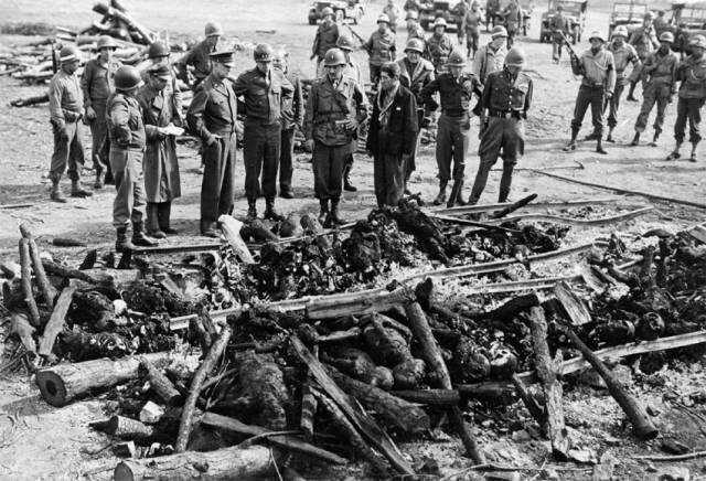 ▲ 1945년 4월12일 아이젠하워 유럽연합군 최고사령관이 오마르 브래들리 중장, 조지 패튼 중장 등과 함께 오르드루프 수용소의 참상을 살펴보고 있다. ⒸUS Holocaust Memorial Museum