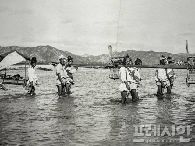 ▲1910년대 낙동강을 건너가고 있는 가마. ⓒ 경안노회유지재단