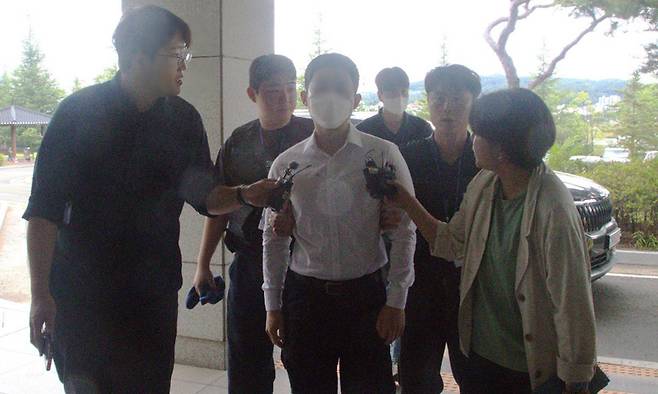 시험지 유출에 가담한 혐의를 받는 행정실장이 15일 구속영장 심사를 받기 위해 대구지방법원 안동지원에 출석하고 있다. 기말고사 기간 경북 지역 한 고교에서 전직 기간제 교사와 학부모가 교내에 무단 침입해 시험지를 빼돌리려 한 사건이 교육계에 충격을 주고 있다. 경찰은 이들이 학교 시설관리자와 조직적으로 공모한 정황을 포착한 것으로 알려졌다. 뉴스1