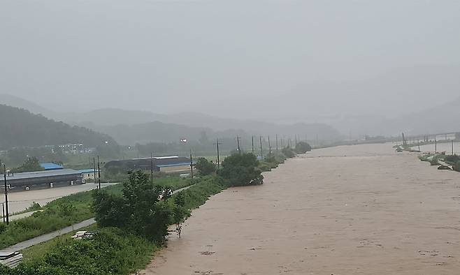 지난 17일 세종시 전동면 일대를 흐르는 하천이 범람 위기를 맞고 있다. 연합뉴스