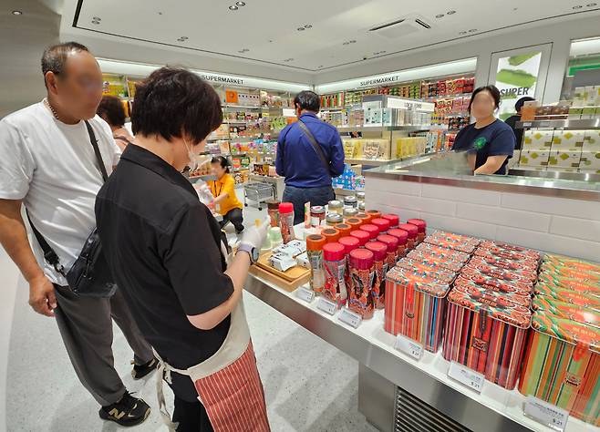 지난 18일 서울 중구 신세계면세점 명동점 11층 ‘테이스트 오브 신세계’ 팝업존에서&nbsp;‘케이첩’ 제품을 시식해보는 관광객 모습.