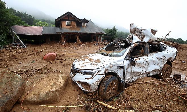 20일 경남 산청군 산청읍 내리 한 마을에 폭우와 산사태로 토사가 흘러내려 차량 등이 파손돼 있다. 뉴스1