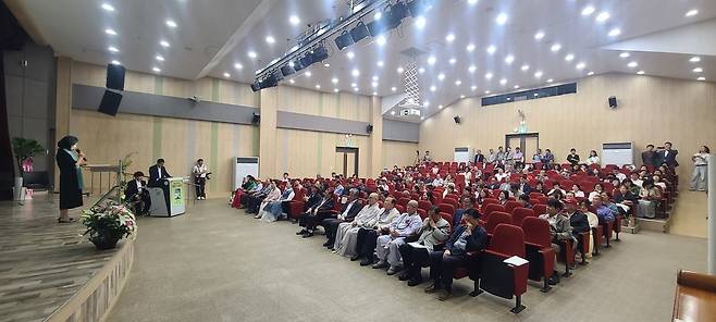 김행금 천안시의회 의장이 지난 19일 나사렛대학교 강당에서 출판기념회를 열고 연단에서 인사말을 하고 있다.&nbsp;