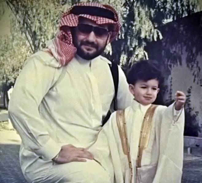 ‘잠자는 왕자’로 알려진 알 왈리드 빈 칼리드 빈 탈랄 알사우드(36) 사우디아라비아 왕자가 20년 혼수상태 끝에 19일(현지시간) 사망했다. 사진은 생전 고인과 아버지. 2025.4.22 엑스