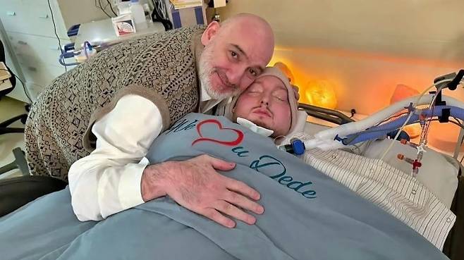 ‘잠자는 왕자’로 알려진 알 왈리드 빈 칼리드 빈 탈랄 알사우드(36) 사우디아라비아 왕자가 20년 혼수상태 끝에 19일(현지시간) 사망했다. 사진은 생전 고인과 아버지. 2024.12.31 엑스