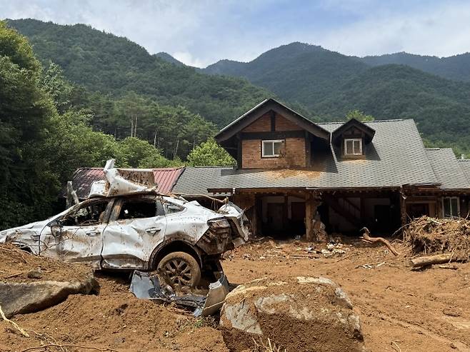 경남 산청군 산청읍 내리에 있는 한 주택. 인근 수선사 위쪽에서 난 산사태로 토사가 주택을 덮치면서 2명이 숨졌다. 2025.7.20. 이창언 기자
