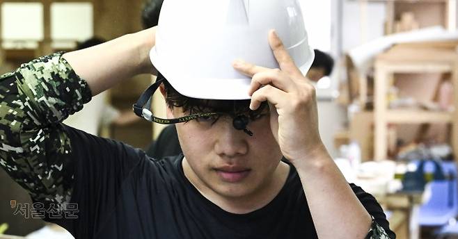 지난 17일 경기 성남시 수정구 한국건설직업전문학원에서 김해원씨가 작업모를 쓰고 있다. 이지훈 기자
