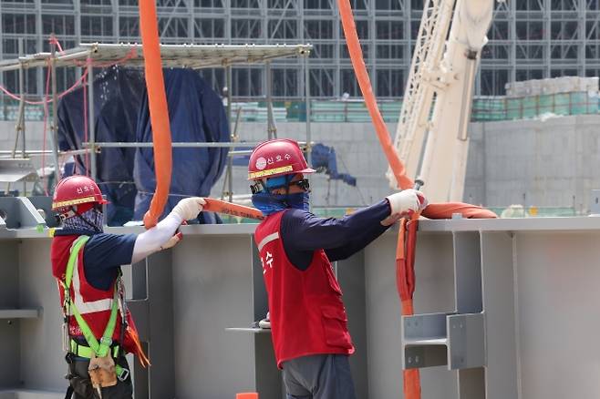 폭염특보 일주일째인 지난 3일 울산 울주군 온산읍의 한 건설 현장에서 노동자들이 작업하고 있다. 2025.7.3 울산 연합뉴스