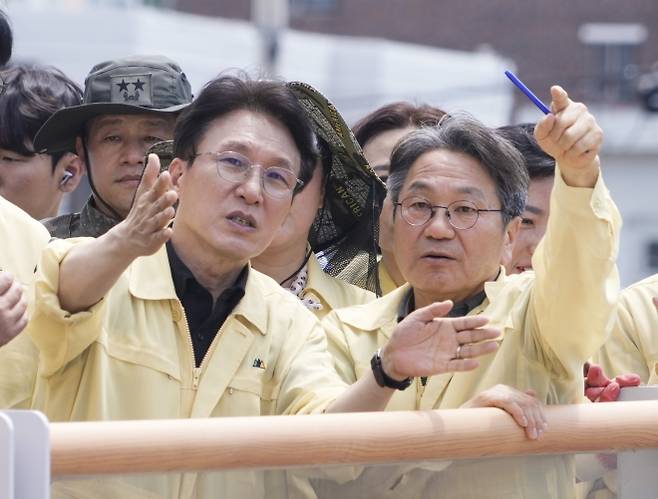 강기정 광주광역시장이20일 오전 김민석 국무총리와 함께 폭우 침수 피해 지역인 북구 신안교 일대를 찾아 피해 현장을 살펴보고 있다. 광주광역시 제공